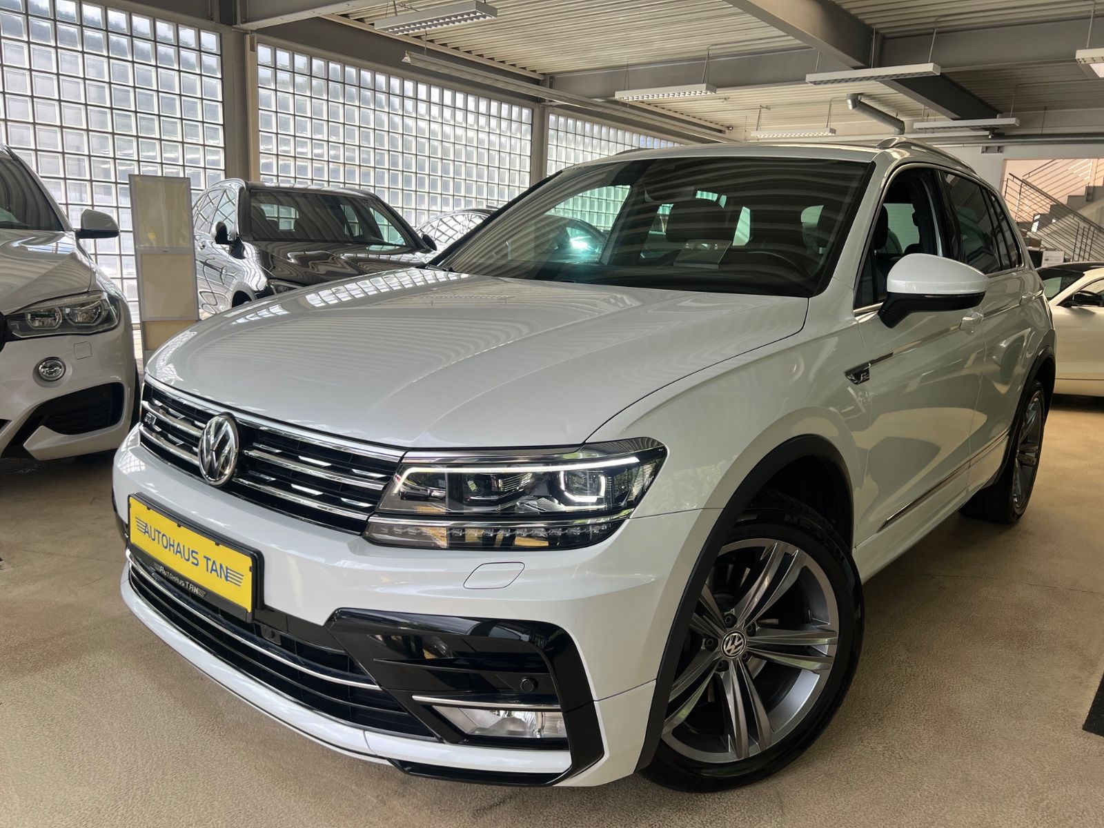 Fahrzeugabbildung Volkswagen Tiguan Highline 4Motion R line *HEAD-UP*MEMORY*