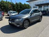 Volkswagen Tiguan 2.0 TDI DSG Business BlueMotio - Volkswagen Tiguan mit Diesel-Antrieb: Grau, Kombi
