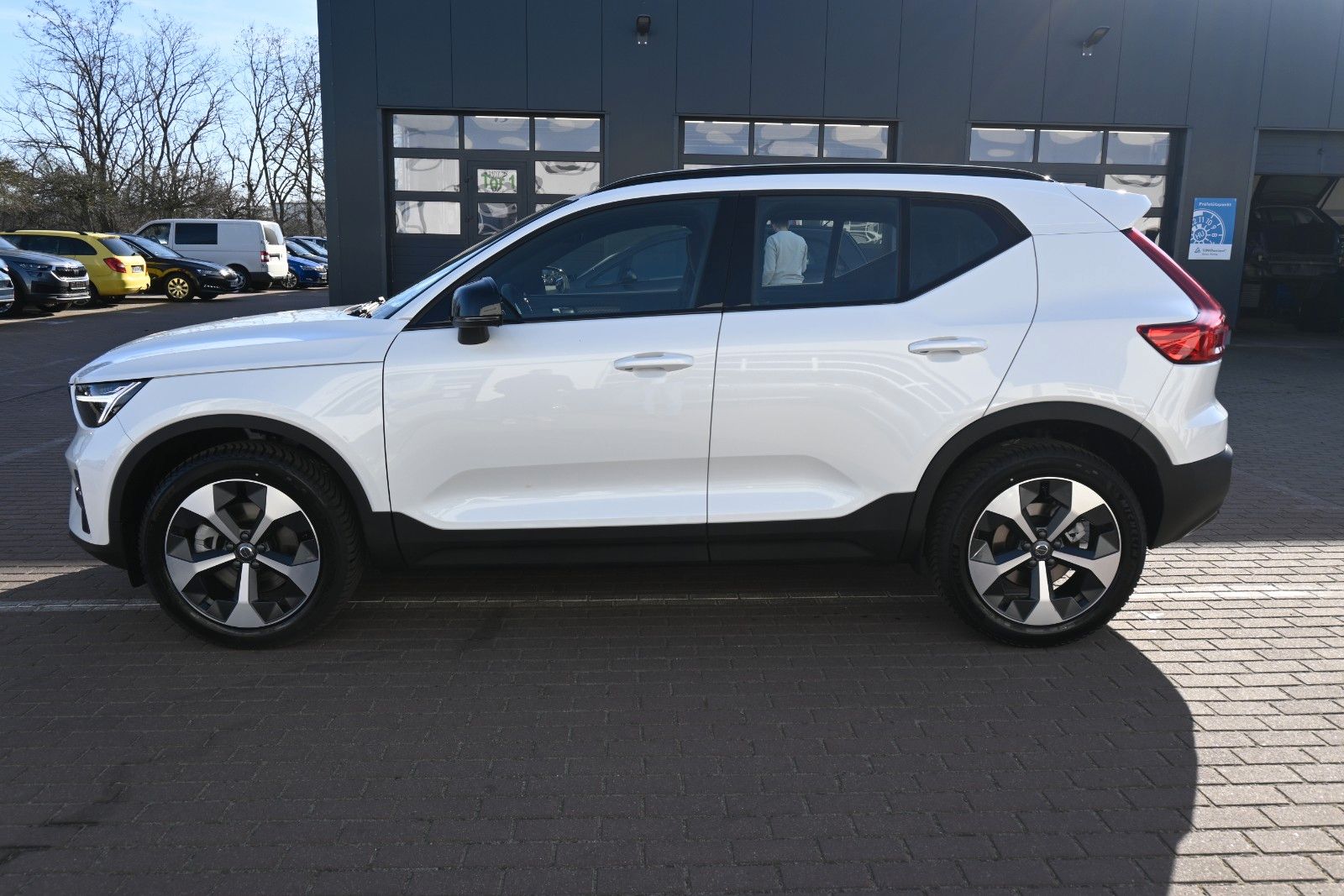 Fahrzeugabbildung Volvo XC40 B3 DKG Plus Dark*FSHZG*RFK*BLIS*ACC