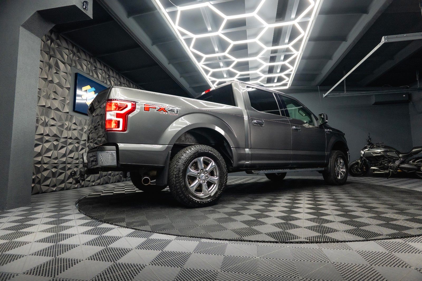 Fahrzeugabbildung Ford F150 5.0L V8 4x4 Offroad XLT SupCrew Unfallfrei