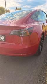 Tesla Model 3 Allradantrieb mit Dualmotor Long Ran... - rote Tesla Model 3