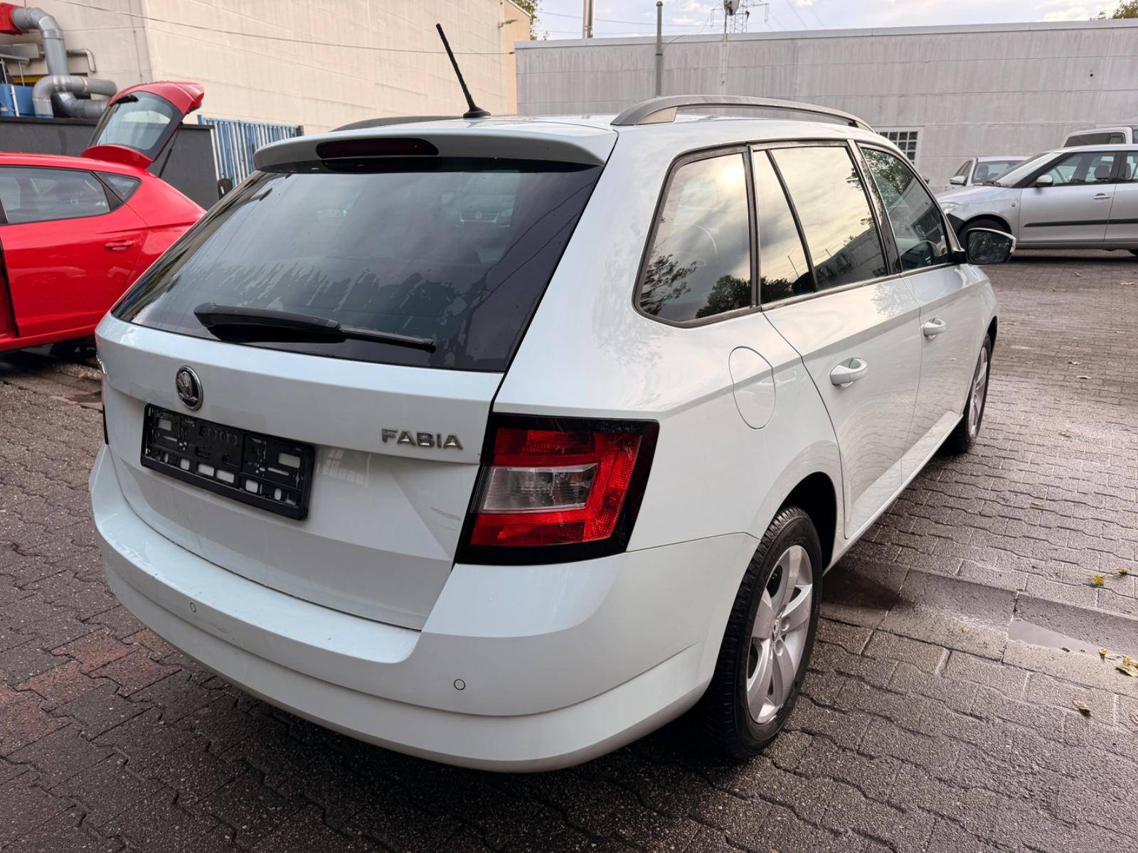 Skoda Fabia 2015 — салон