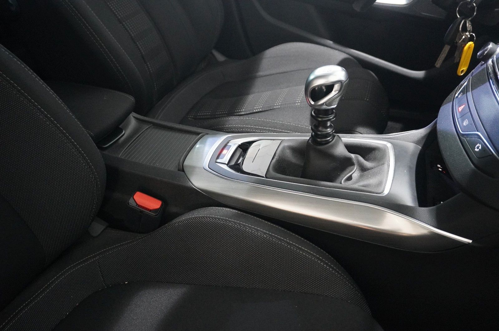 Fahrzeugabbildung Peugeot 308 SW 1.2T ALLURE NAVI/LED/KAMERA/SHZ/SPORT/AHK