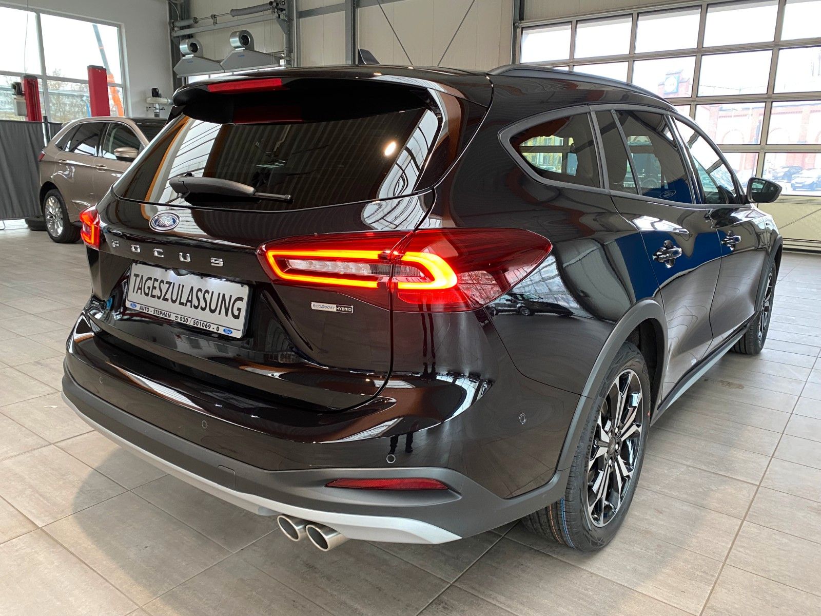 Fahrzeugabbildung Ford Focus Turnier Active X LED ACC Navi Kamera HUD