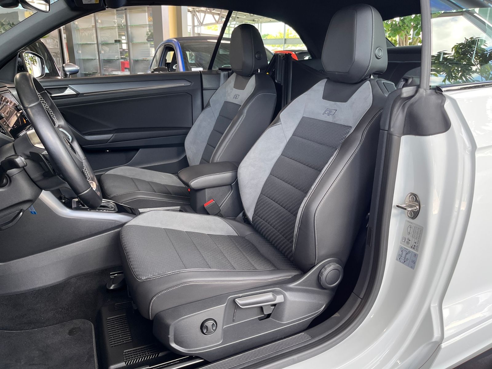 Fahrzeugabbildung Volkswagen T-Roc Cabriolet R-Line AHK LED NAVI ALU