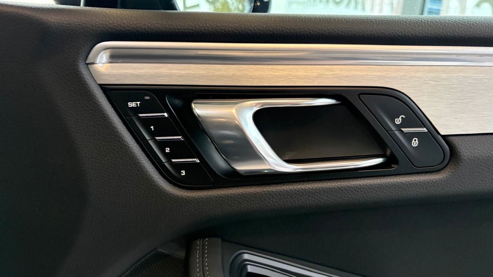 Fahrzeugabbildung Porsche Macan S Diesel/Panodach/21 Zoll Turbo/