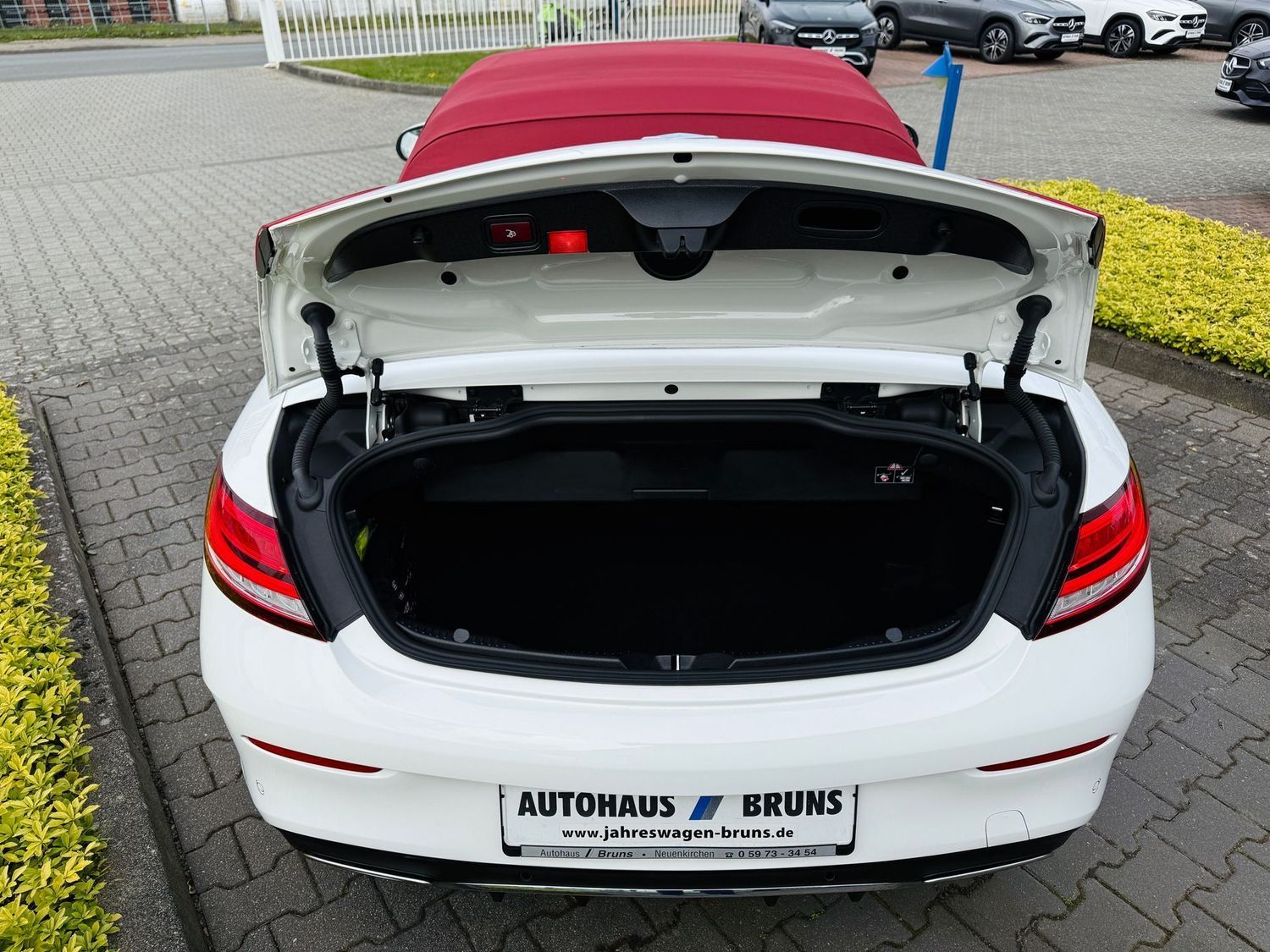 Fahrzeugabbildung Mercedes-Benz C 200 CABRIO AMG, Autom., Multibeam, RFK, Tot, N
