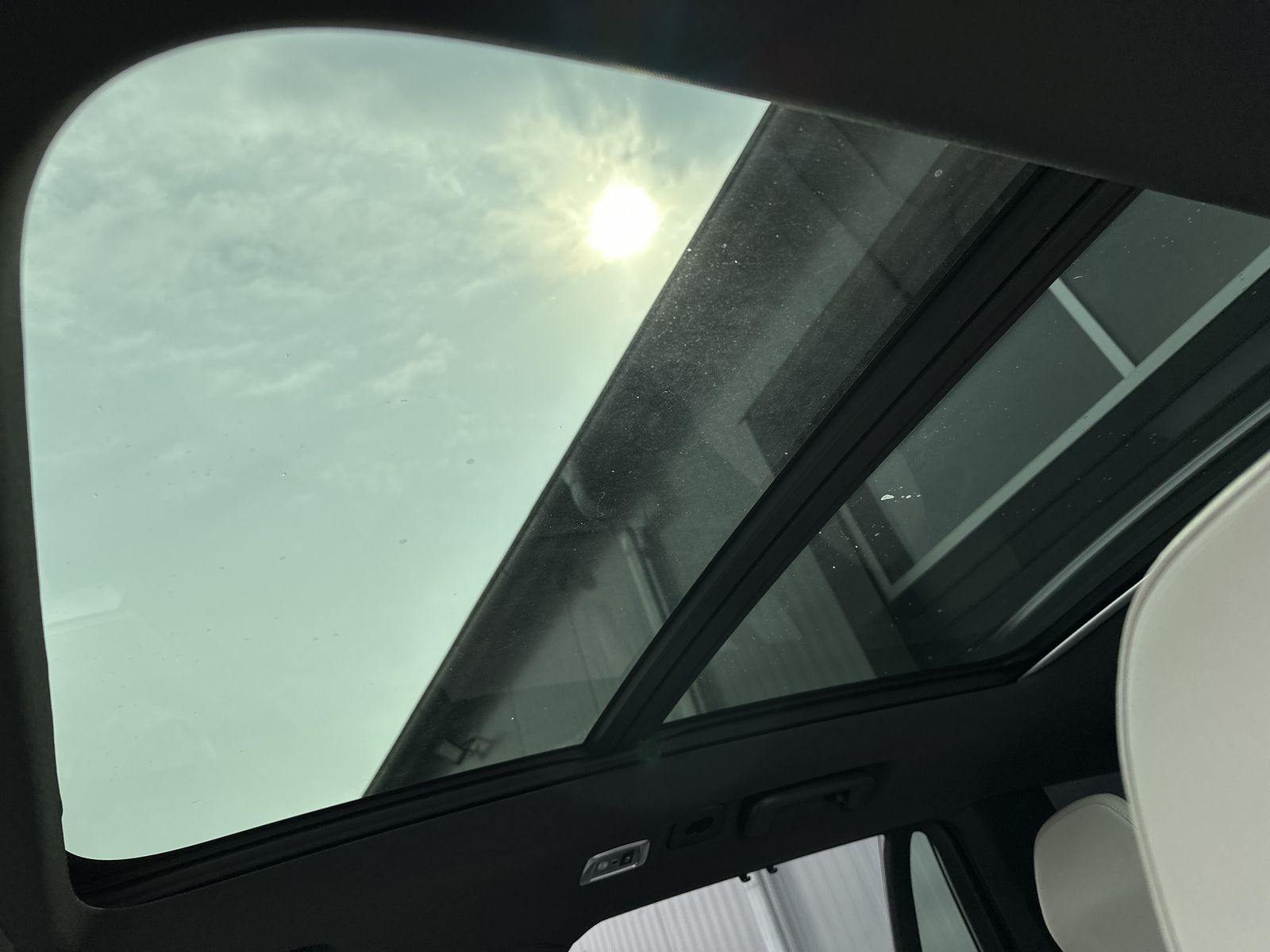Fahrzeugabbildung Volvo XC90 T8 AWD R-Design 7-Sitzer NAV+LED+AHK+PANORA