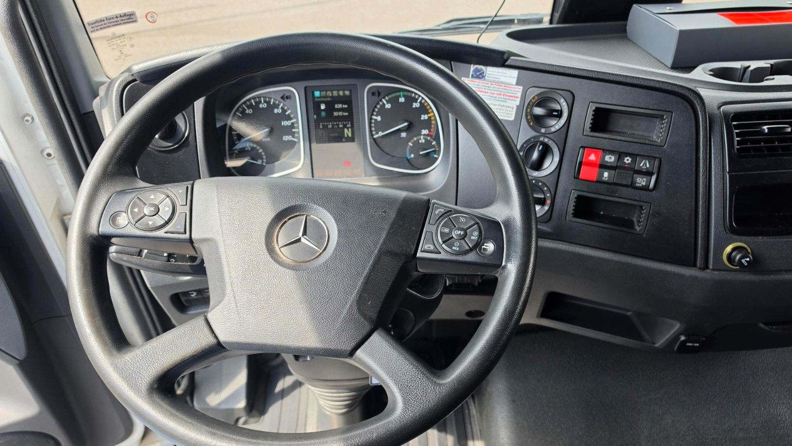 Fahrzeugabbildung Mercedes-Benz Atego 818 L Koffer LBW