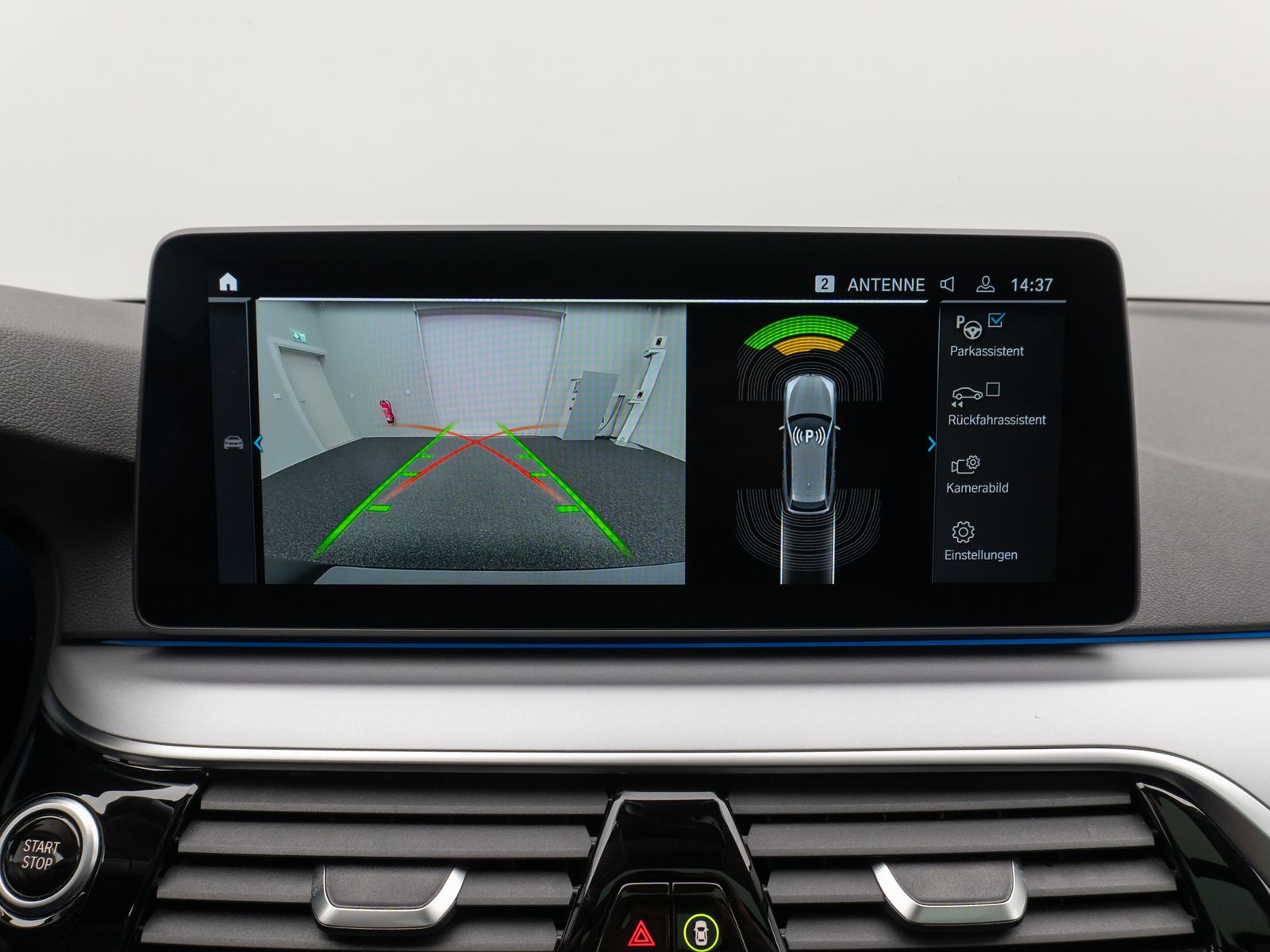 Fahrzeugabbildung BMW 530e xD Panorama Kamera CockPiPro DAB Alarm LED