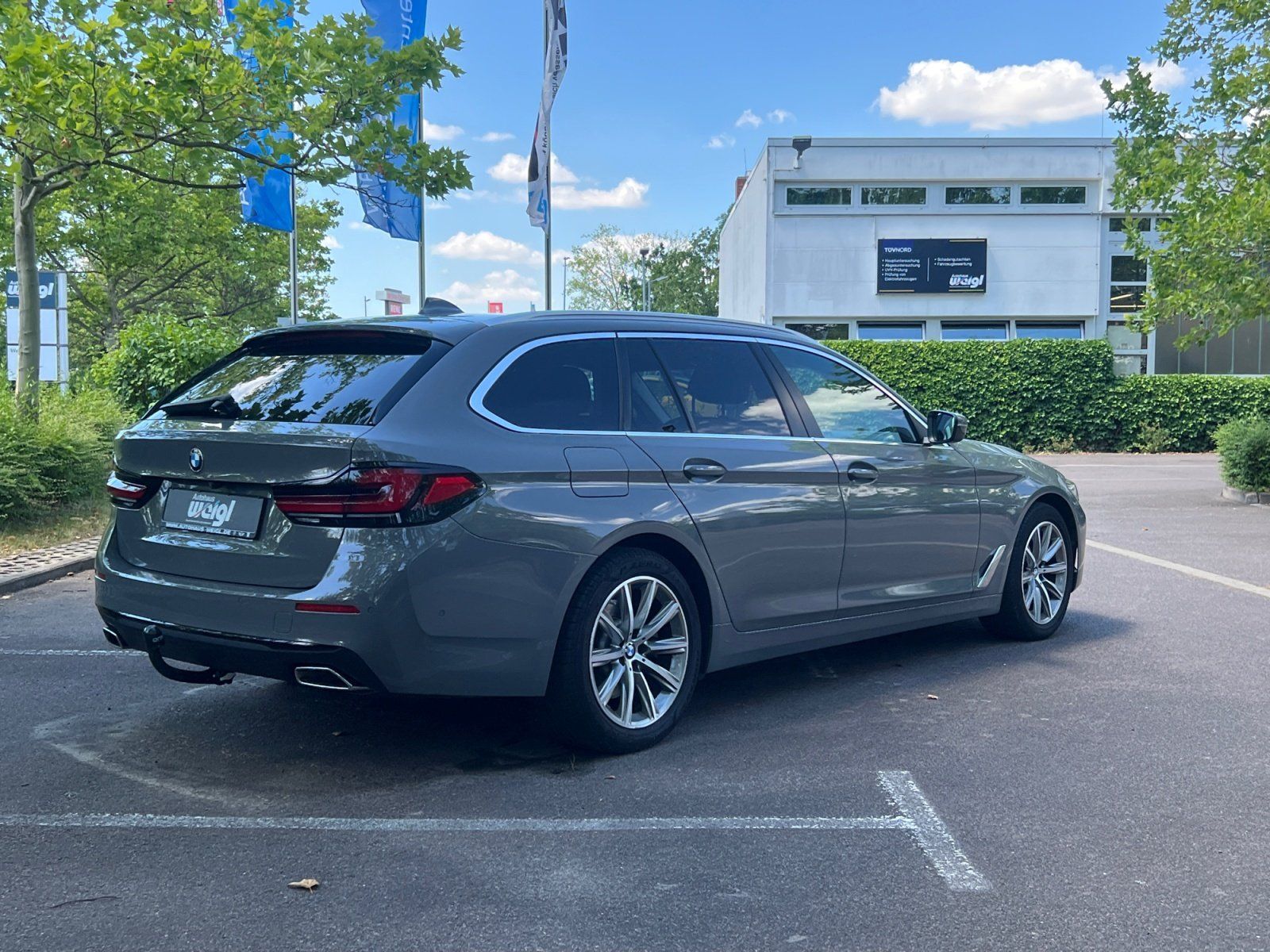Fahrzeugabbildung BMW 520dA xDrive 3xKlima+Glasdach+LED+ParkAssist+AHK