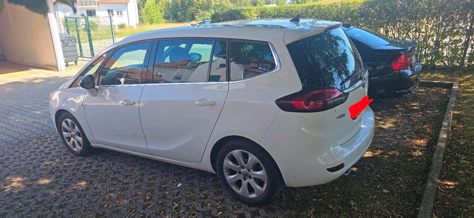 Opel Zafira 2015 — interior