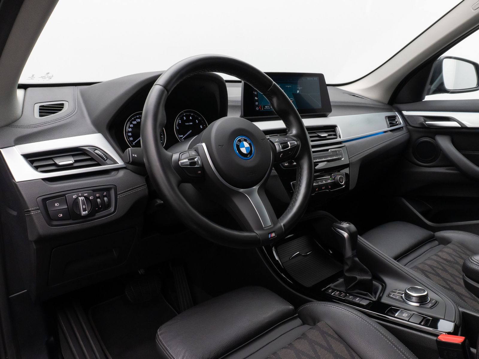 Fahrzeugabbildung BMW X1 xD25e xLine HUD DAB Parkassist Komfort Alarm