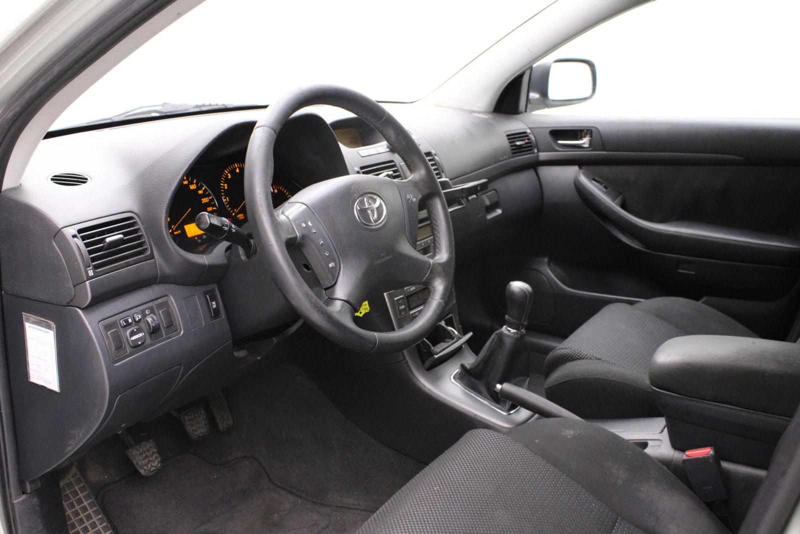 Toyota Avensis 2005 — фото 14