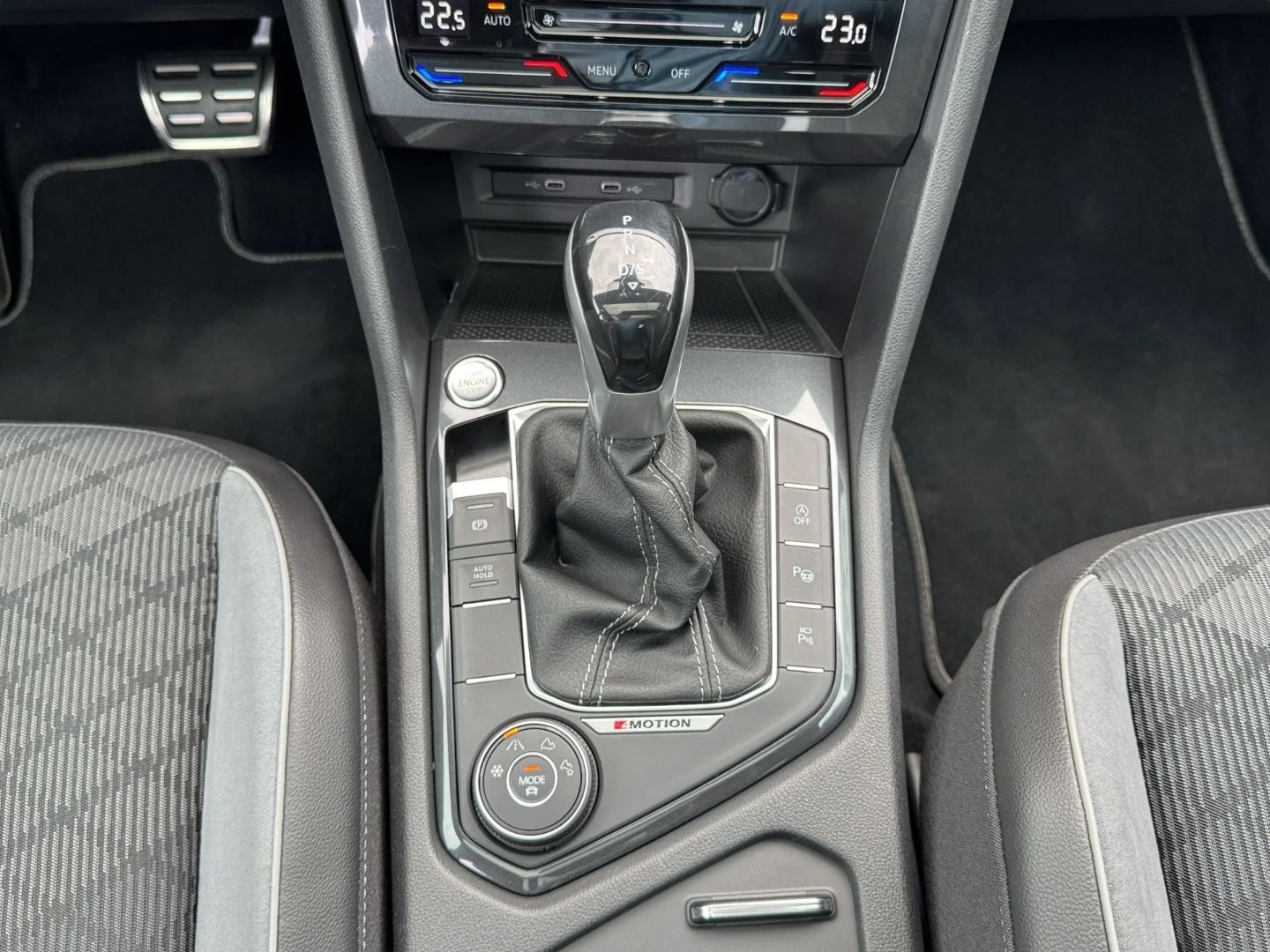 Tiguan 2.0 TDI 4MOTION R-LINE *AHK*DCC*PANO*