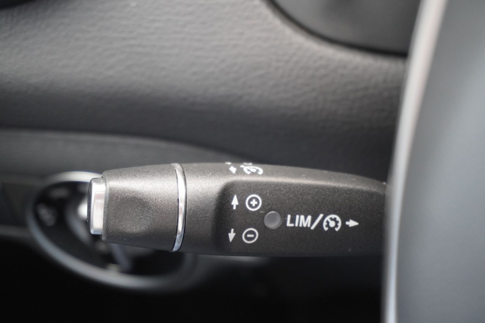 Mercedes-Benz GLA 220d AMG Line LED Navi Pano AHK 360 SHZ foto 16