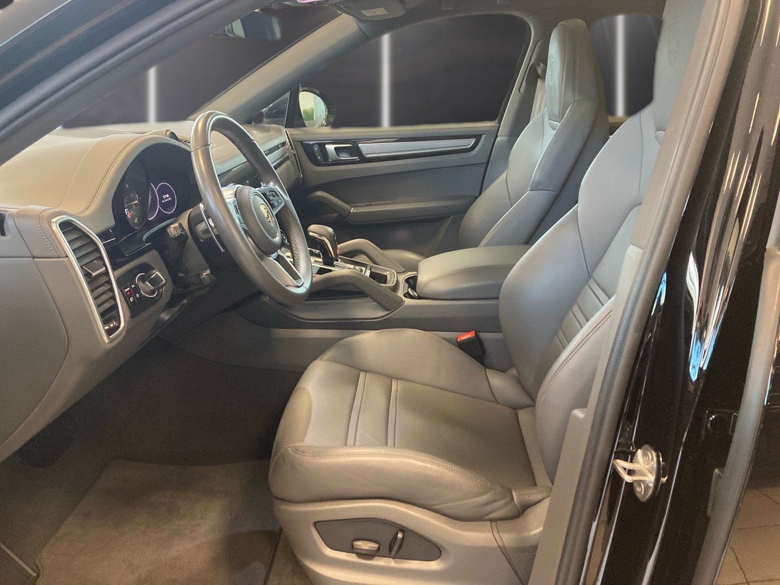 Fahrzeugabbildung Porsche Cayenne Coupe Hybrid Platinum*AHK*Luft*Pano*22"*
