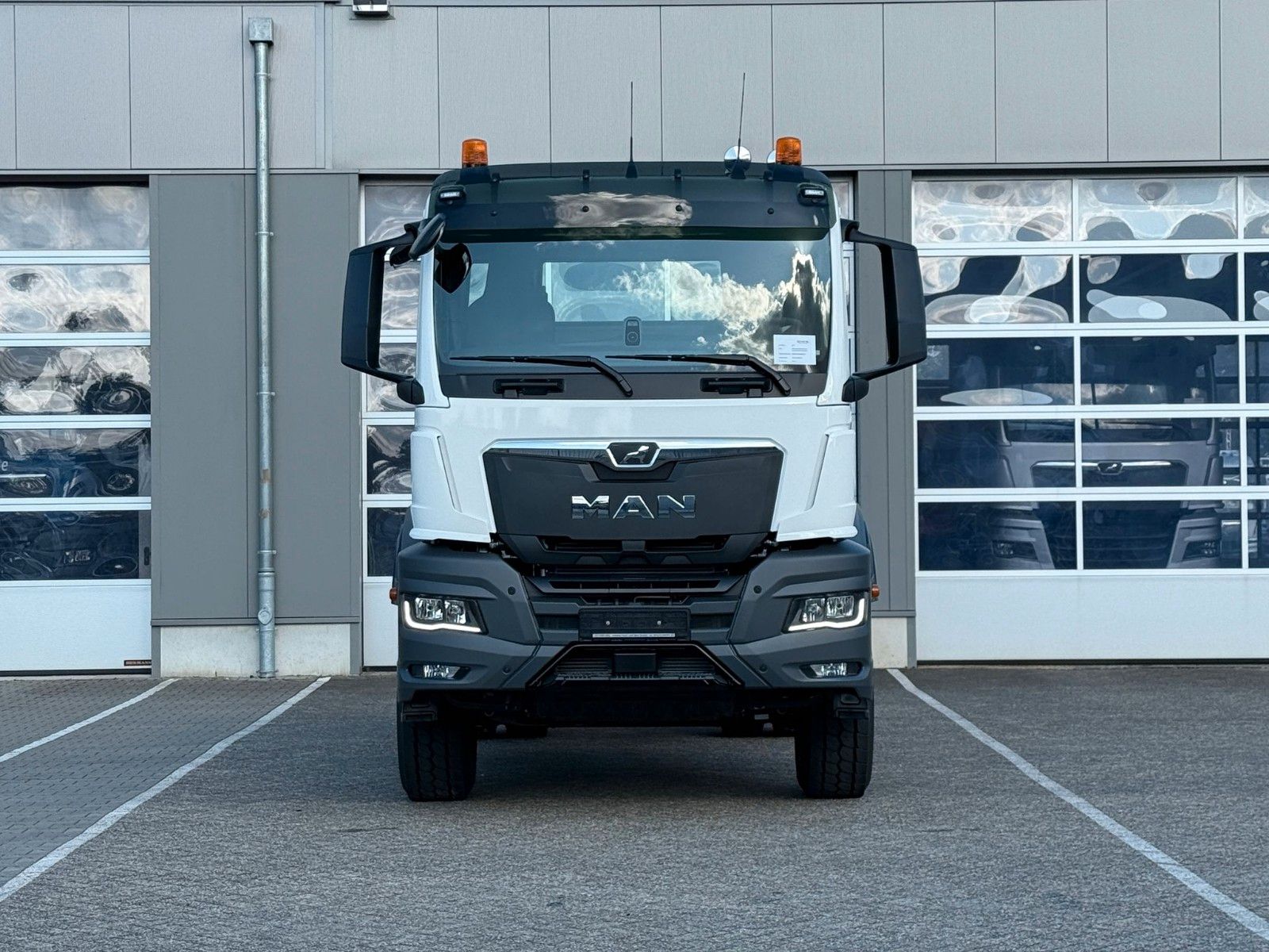 Fahrzeugabbildung MAN TGS 18.520 BL SA 4x2H mit Hydraulikvortbere* AhK