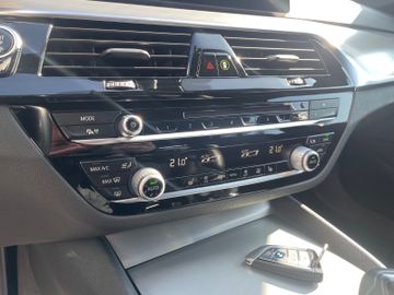 Fahrzeugabbildung BMW 520 d Touring Sport Line Aut. AHK ACC HUD uvm.