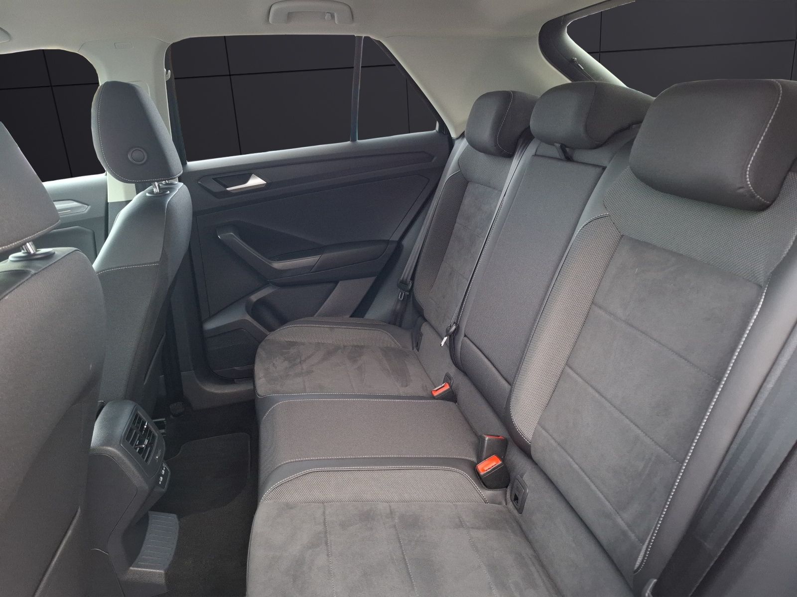 Fahrzeugabbildung Volkswagen T-Roc TSI Style DSG LED Navi AID ACC Park-Assist