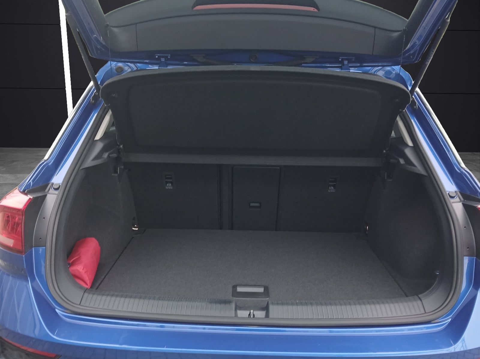 Fahrzeugabbildung Volkswagen T-Roc TSI Style LED AHK Navi ACC RFK SHZ