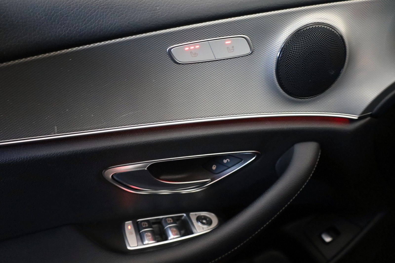 Fahrzeugabbildung Mercedes-Benz E 220d T T.Leder,Navi,LED,SD,Kamera,SH,PDC,SR+WR