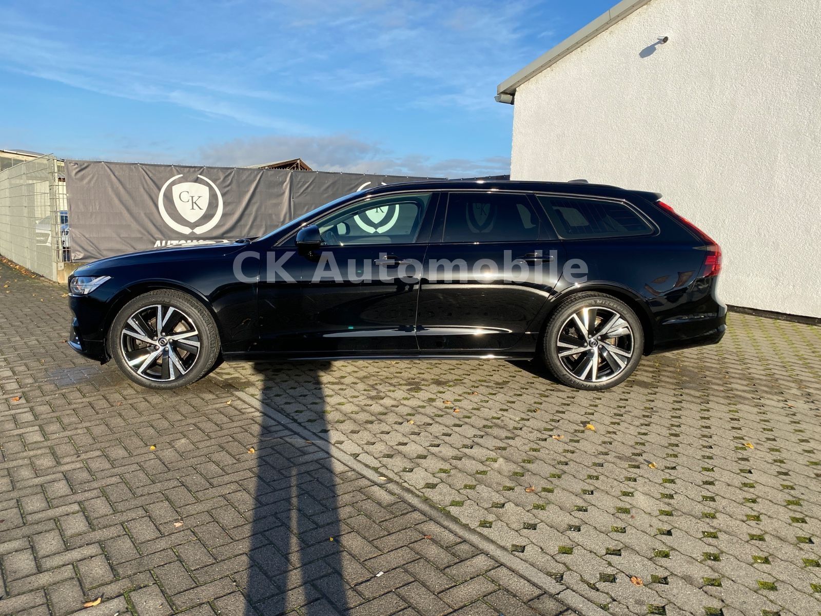 Fahrzeugabbildung Volvo V90 B5 Ultimate Dark AWD/BLIS/Pano/Head-Up/AHK