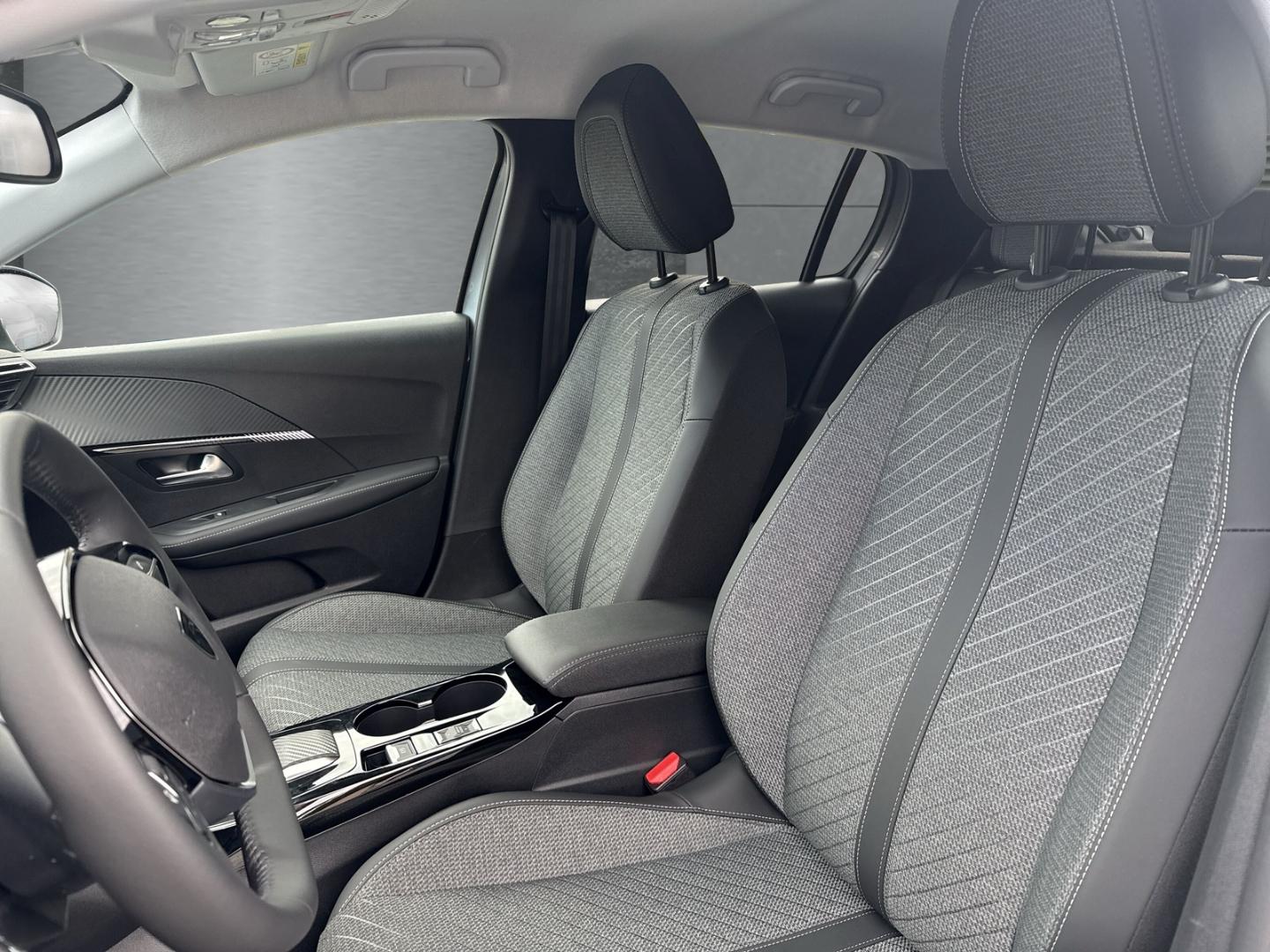 Peugeot 208 Hybrid Allure 81kW AT Sicht-Navigations-Pake