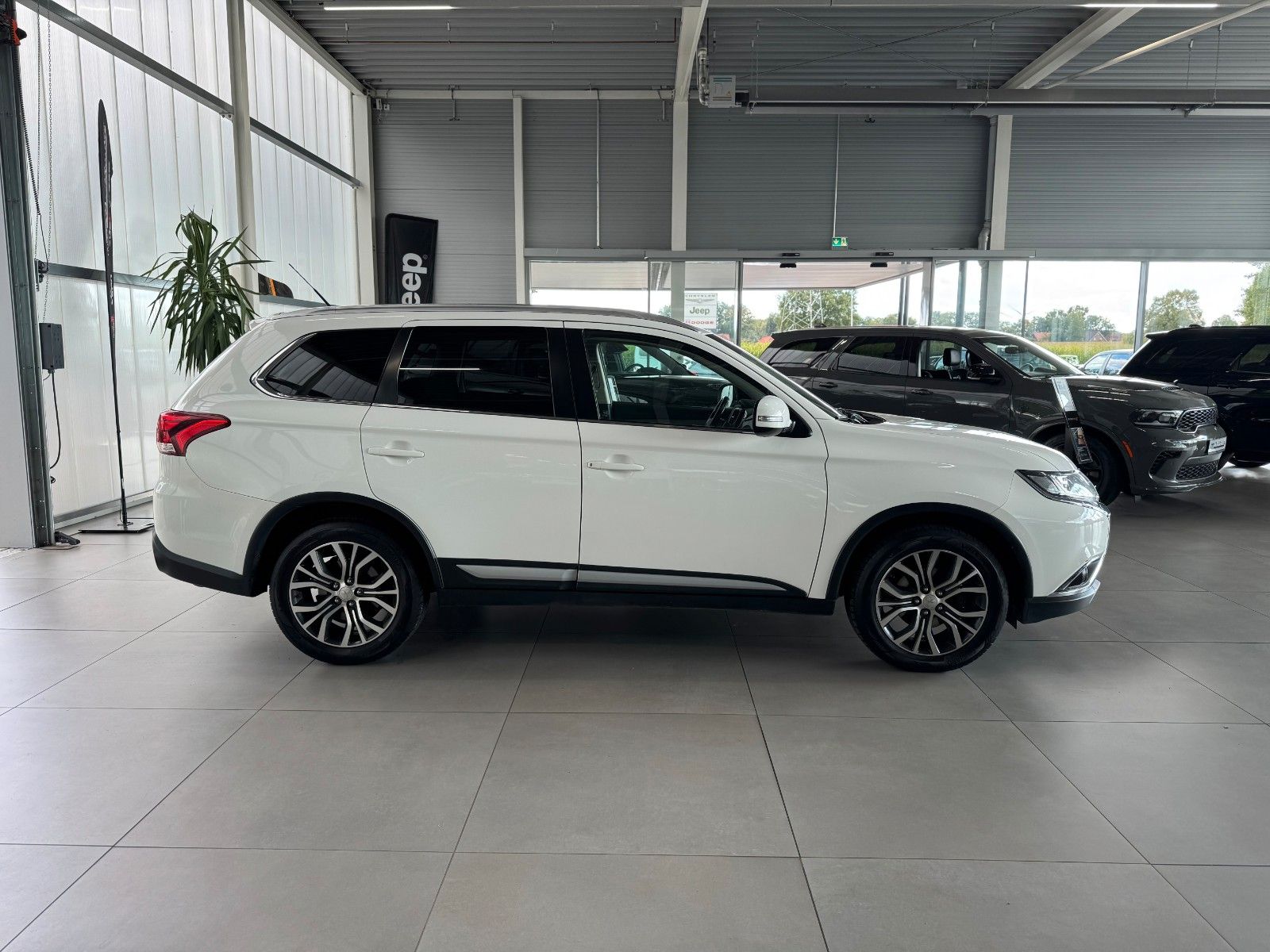 Fahrzeugabbildung Mitsubishi Outlander 2.2 DI-D Plus 4WD  NUR HÄNDLER/GEWERBE