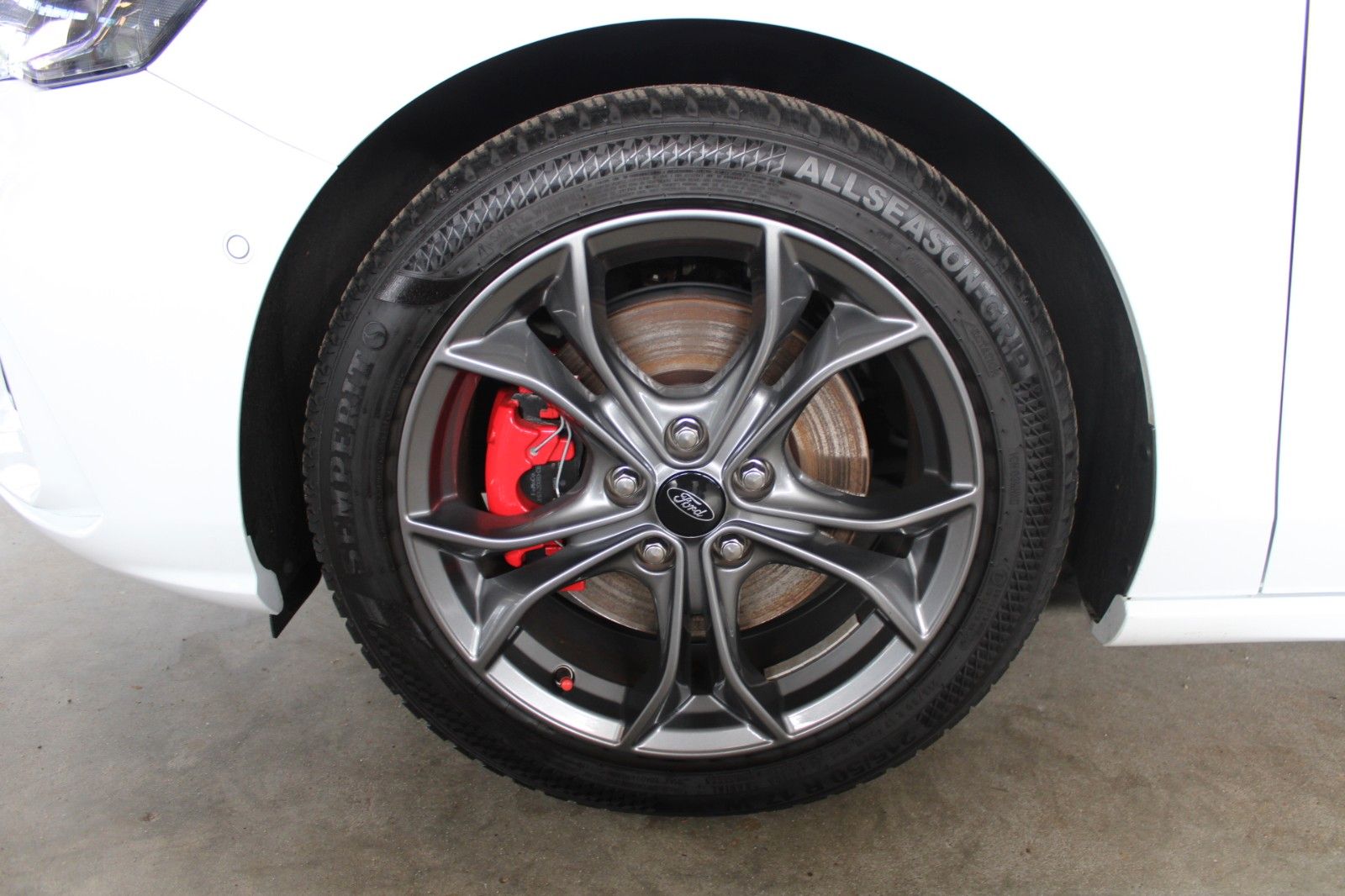 Fahrzeugabbildung Ford Focus ST-Line Turnier LED Park + Winter Paket
