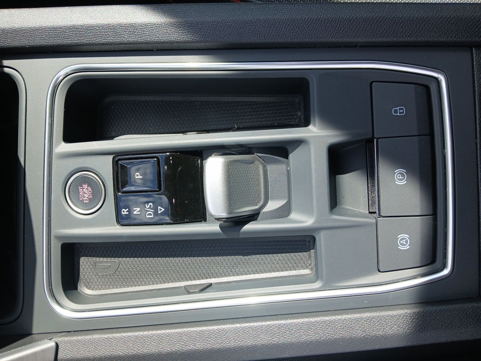 Fahrzeugabbildung SEAT Leon eTSI FR DSG STH LED Navi ACC RFK SH LM