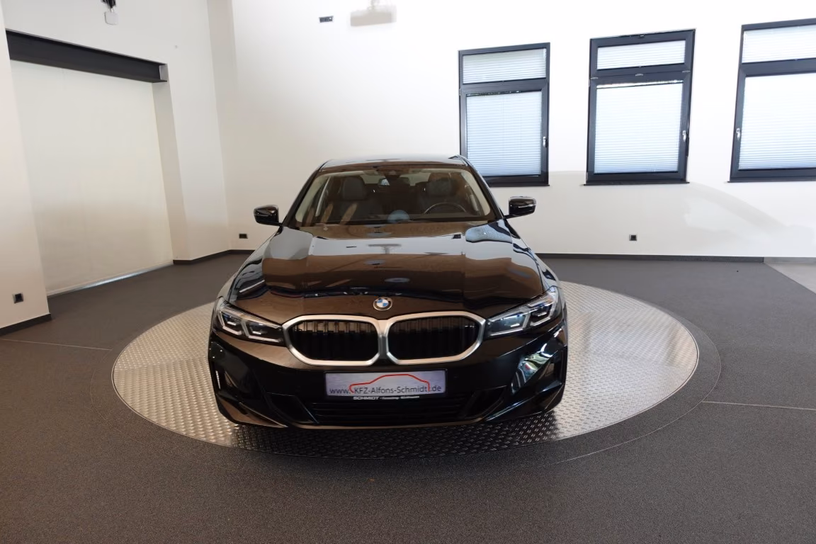 BMW 320 i xDrive * Widescreen *M Hochglanz *Comfort