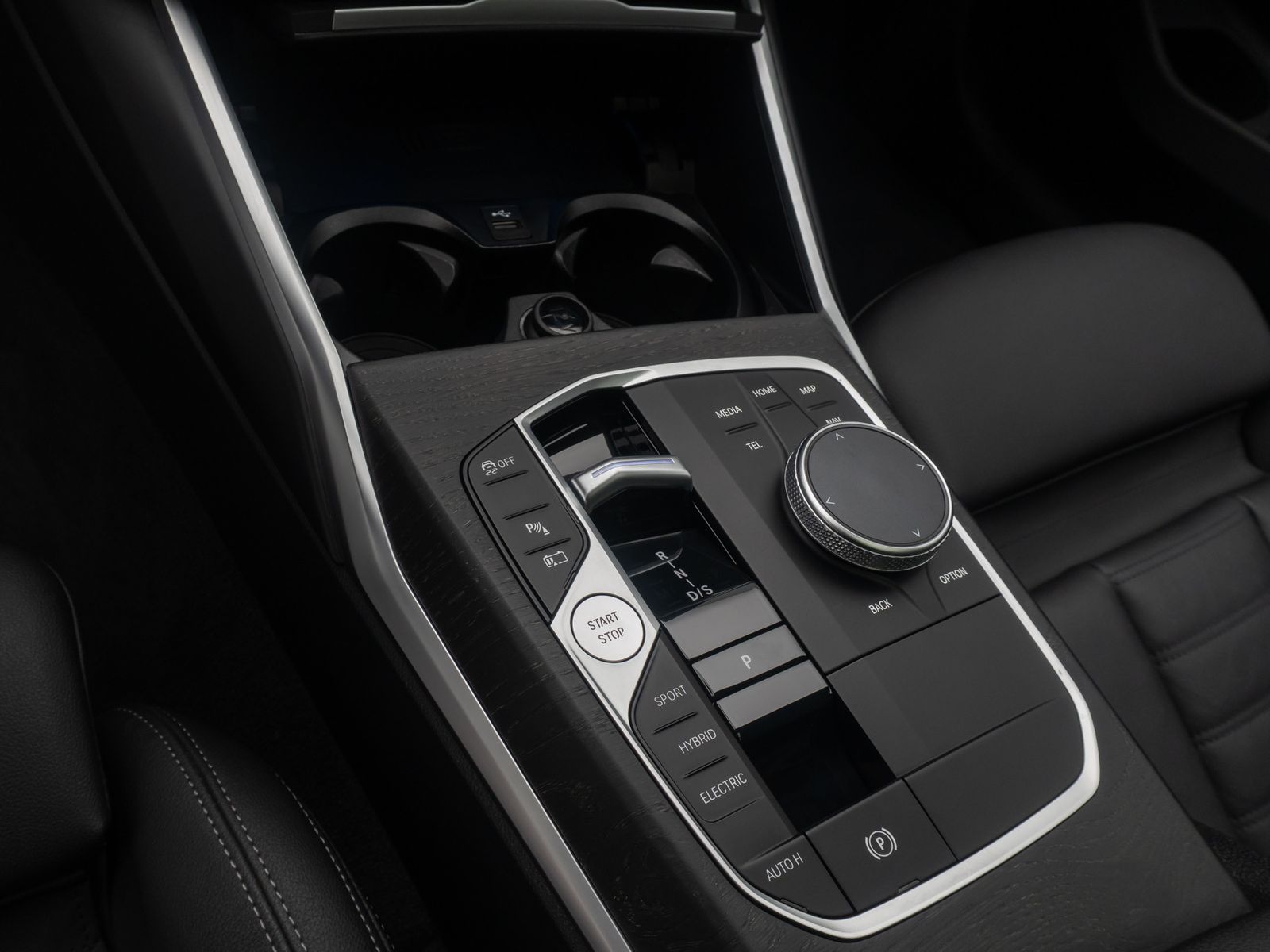 Fahrzeugabbildung BMW 330e xD Panorama HUD H/K AHK Alarm Sport Leder