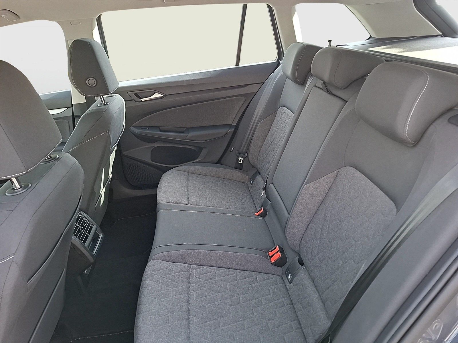Fahrzeugabbildung Volkswagen Golf VIII Variant TSI Life LEDplus Navi AID ACC
