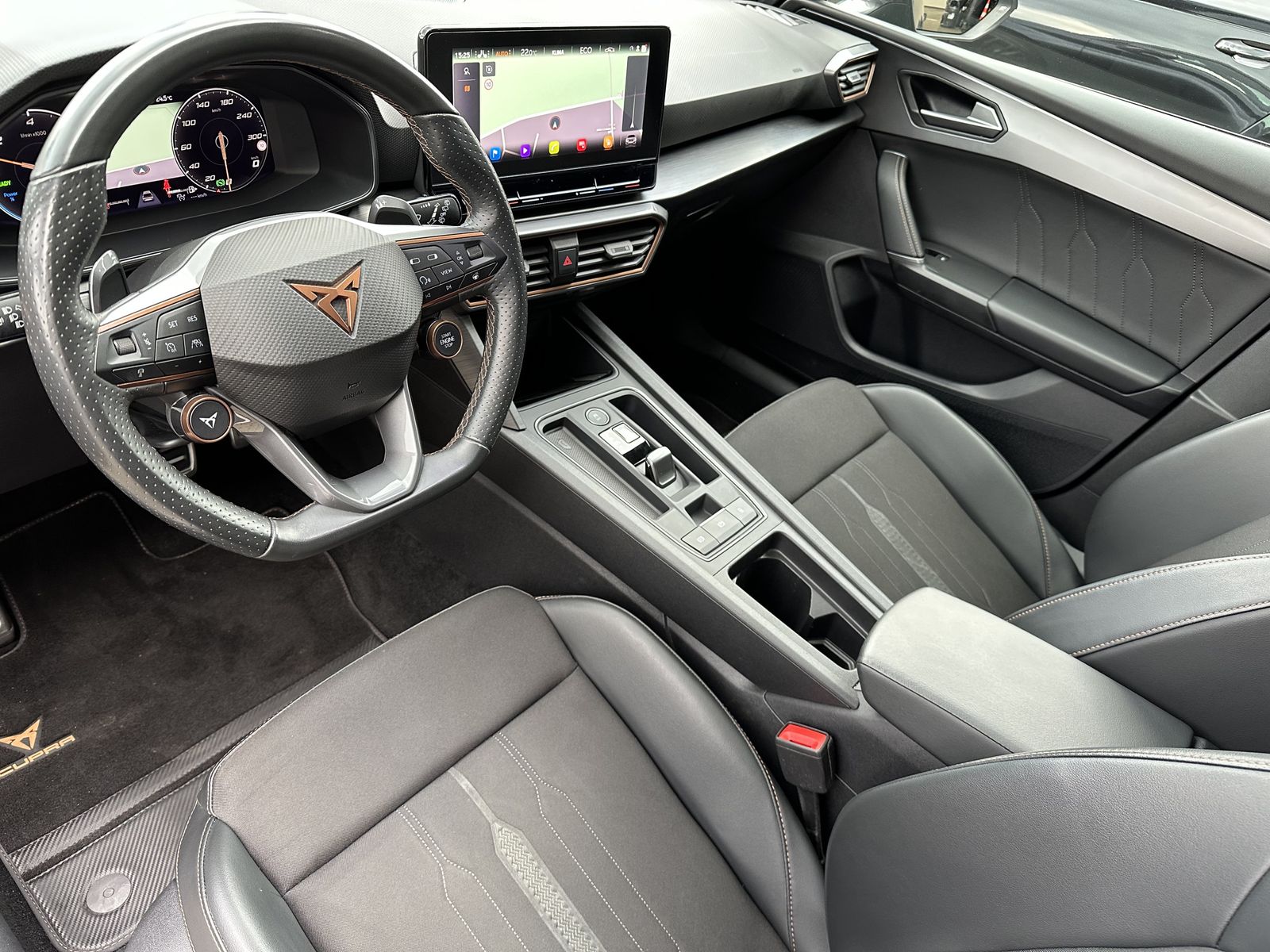 Fahrzeugabbildung CUPRA Leon 1.4 eHybrid DSG VZ NAV+LED+PANORAMA+19ZOLL