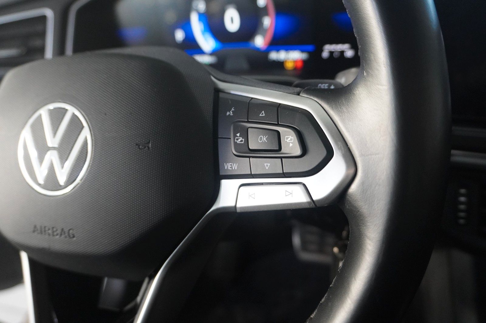 Fahrzeugabbildung Volkswagen Taigo 1.0 TSI R-LINE DSG NAVI/LED/KAMERA/SH/DAB+