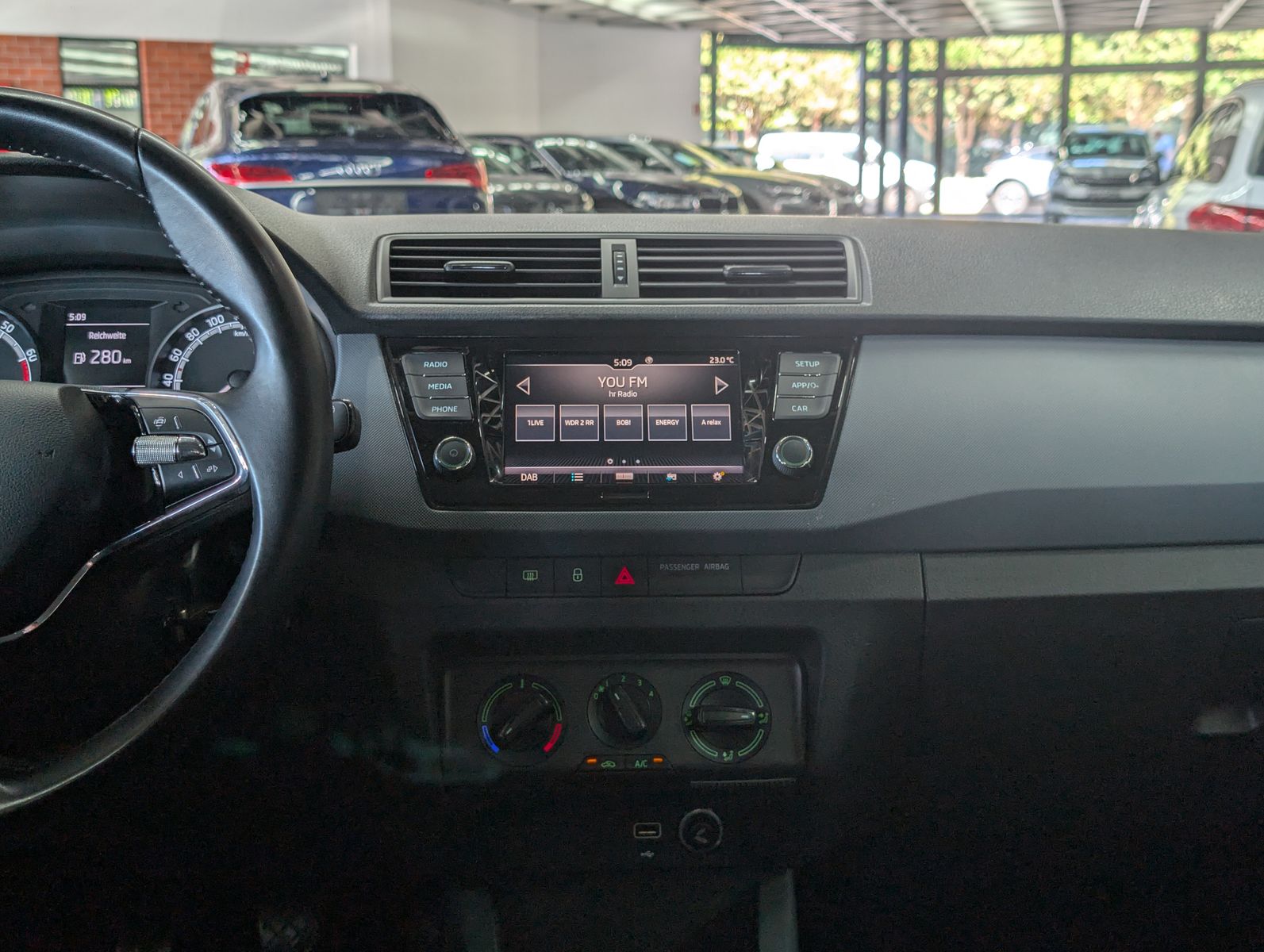 Fahrzeugabbildung SKODA Fabia Active 1.0 MPI SURROUND SCHECKHEFT KLIMA