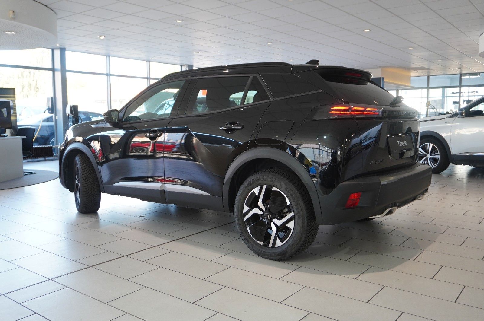 Fahrzeugabbildung Peugeot 2008 1.2 HYBRID ALLURE E-DSC NAVI/LED/SPORT/VIRT
