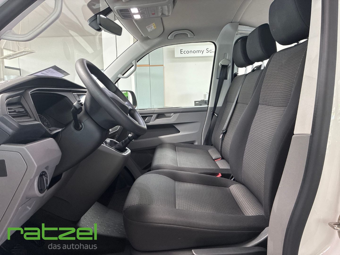 Fahrzeugabbildung Volkswagen T6.1 Kombi 2.0 TDI 9-Sitzer PDC AHK Klima Lichts