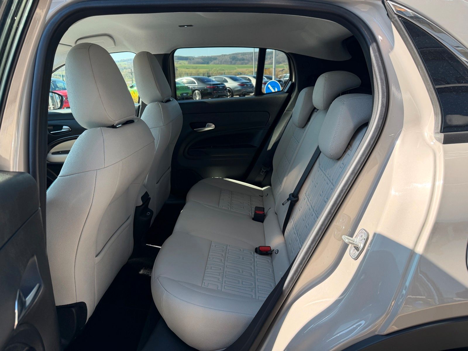 Fahrzeugabbildung Fiat 600 Hybrid La Prima R-Kamera+Massage+LED+8-Fach