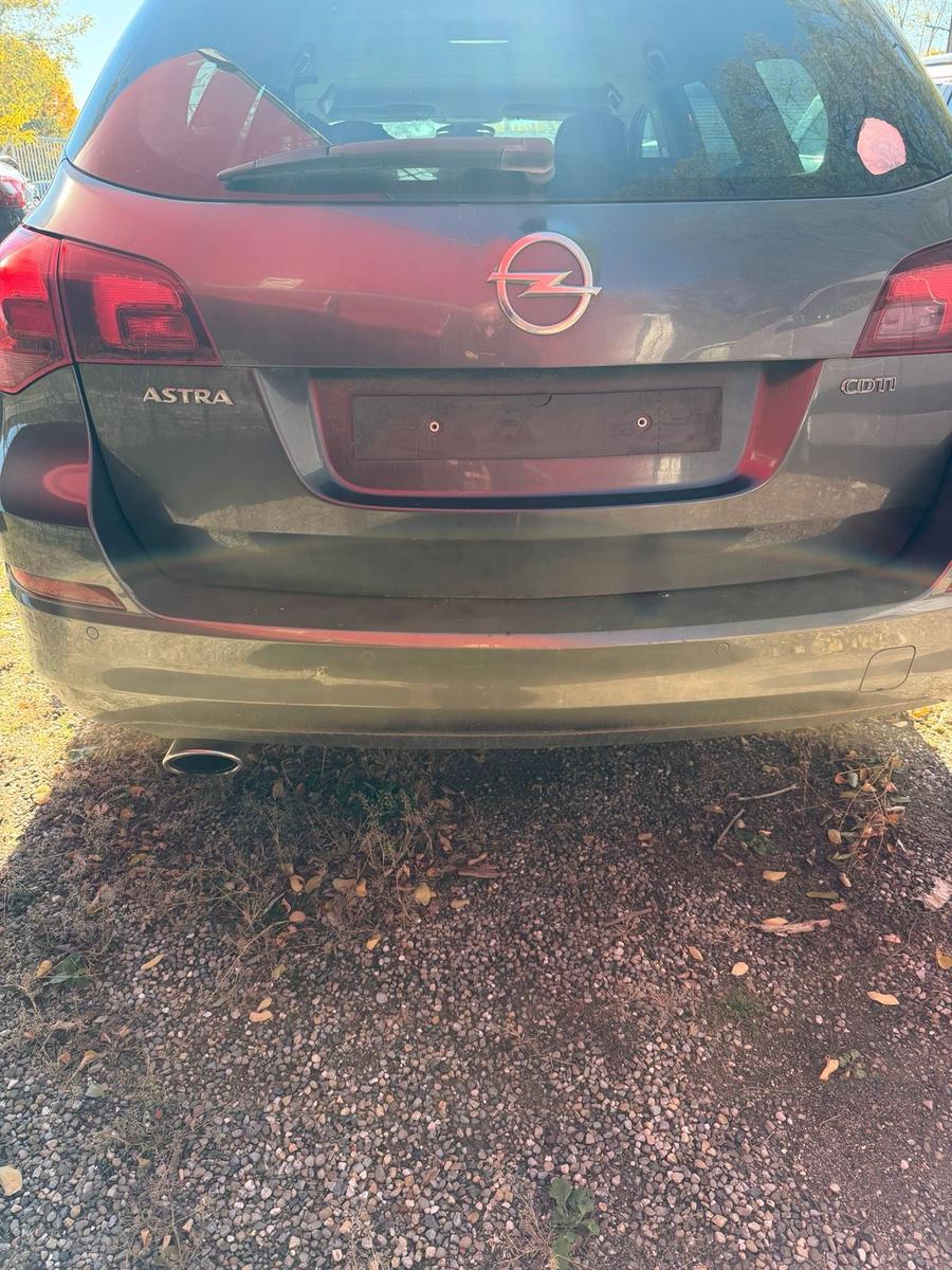 Opel Astra 2011 — photo 10