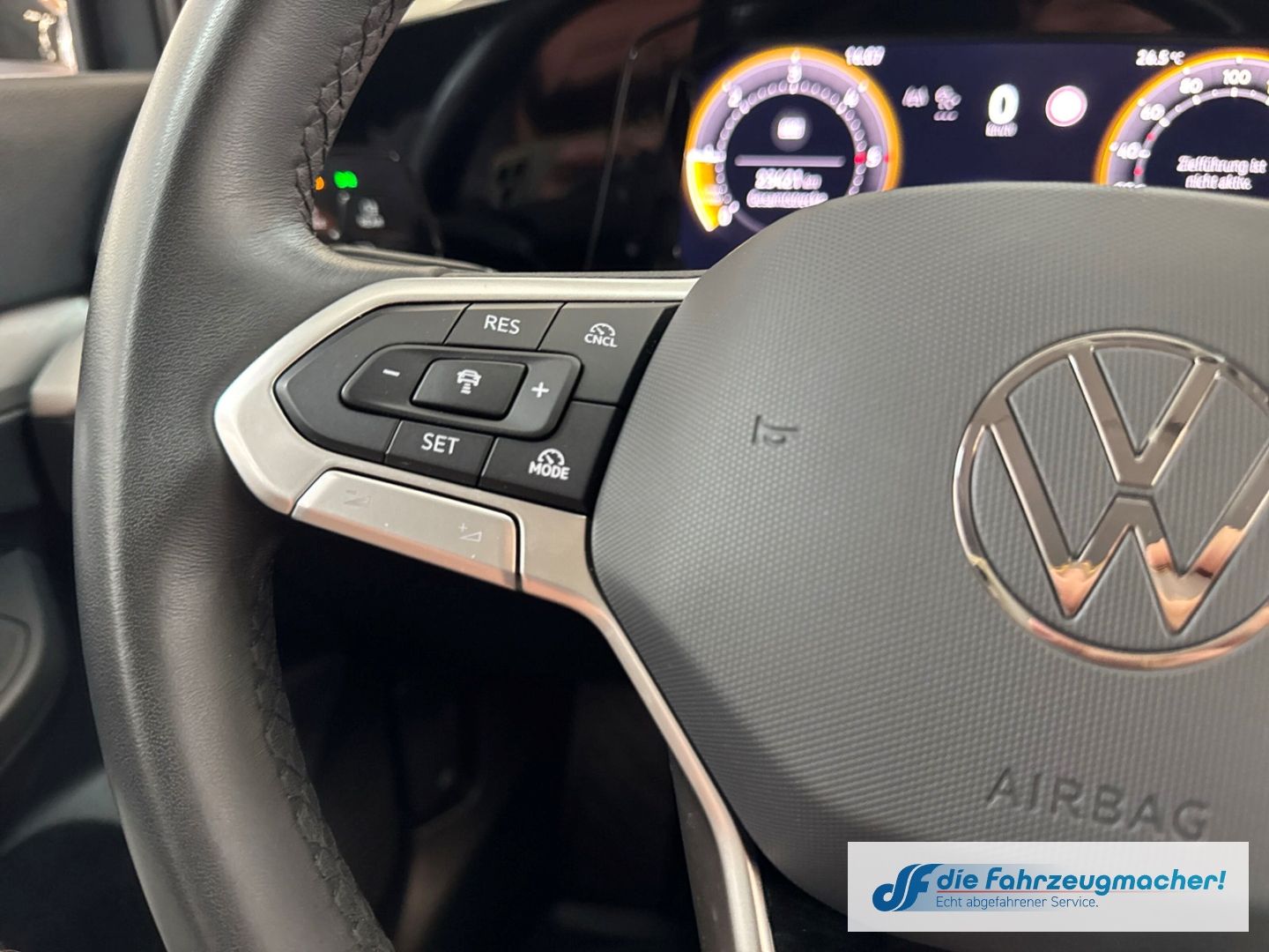 Fahrzeugabbildung Volkswagen Golf VIII 2.0 TDI 110 kW Life Digitales Cockpit