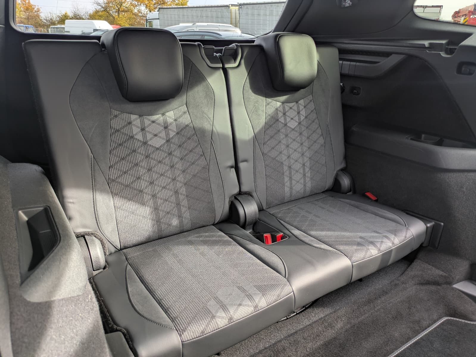 Fahrzeugabbildung Volkswagen Tayron 2.0 TDI 4M R-Line 7Si*MATRIX*AHK*PANO*HUD