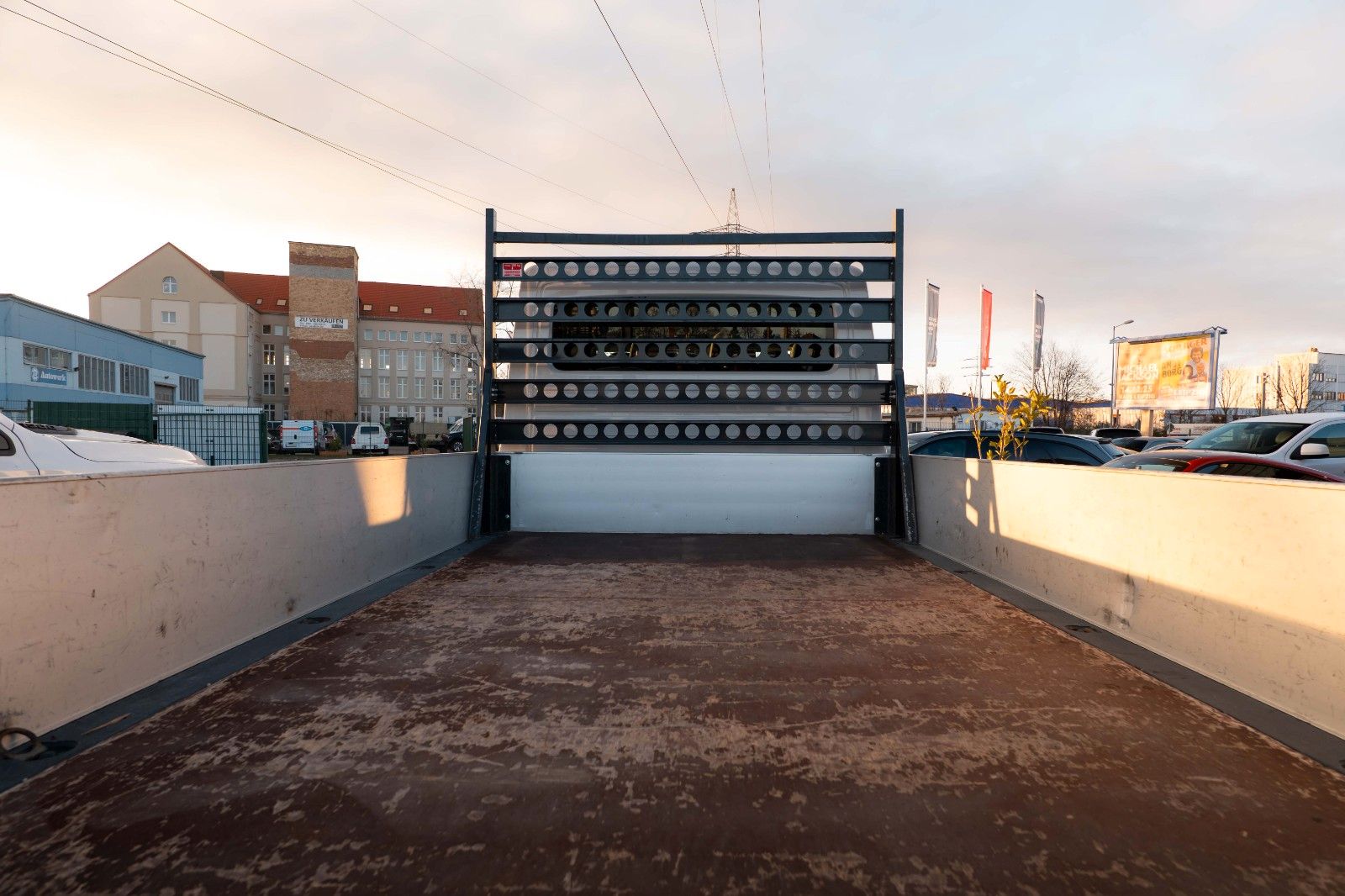 Fahrzeugabbildung Volkswagen Crafter Pritsche 35 DOKA lang FWD 7 Sitze 19%