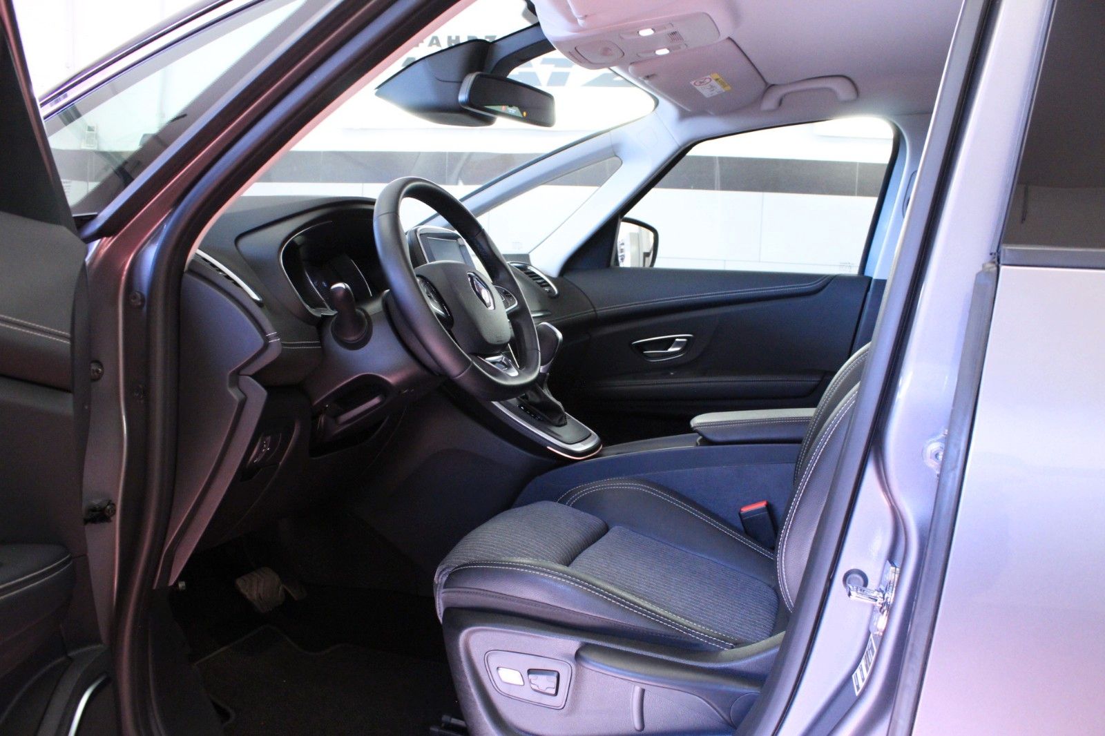 Fahrzeugabbildung Renault Grand Scenic TCe 140 EDC Techno*7-Sitzer*