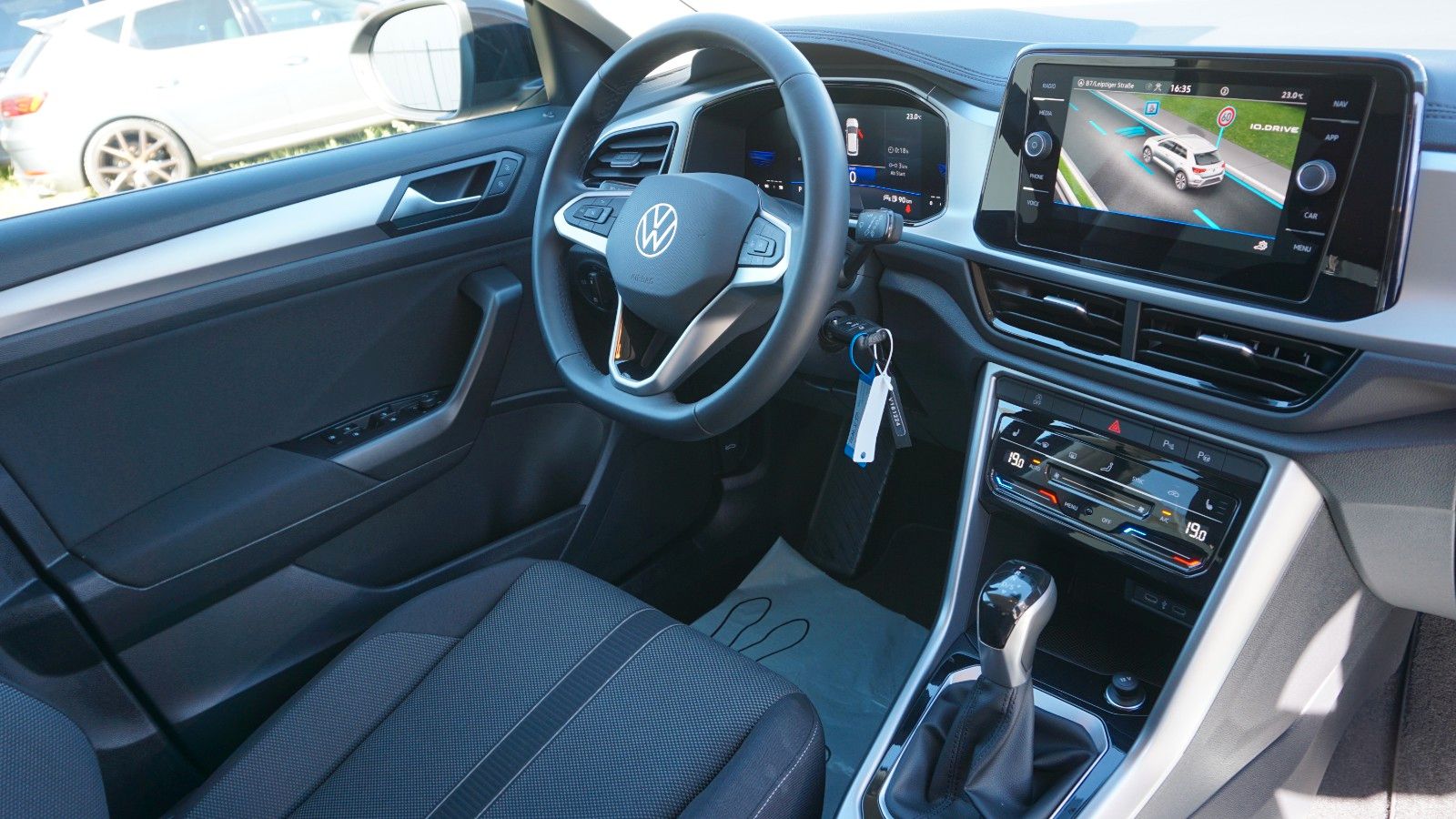 Fahrzeugabbildung Volkswagen T-Roc Life Navi,LED,Park/Lane Assist,SH