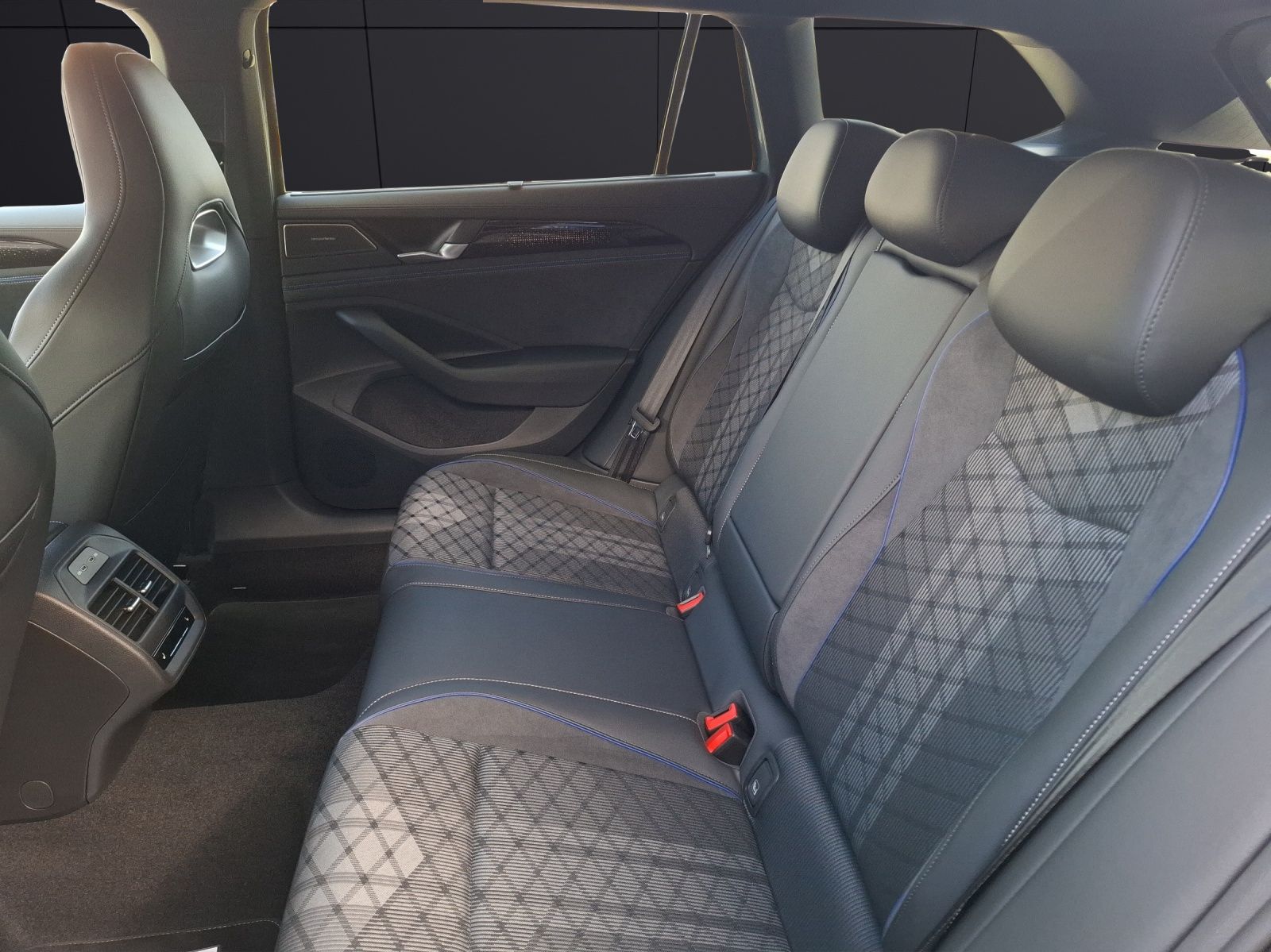 Fahrzeugabbildung Volkswagen Passat Variant TDI R-line DSG Standhzg. Matrix N