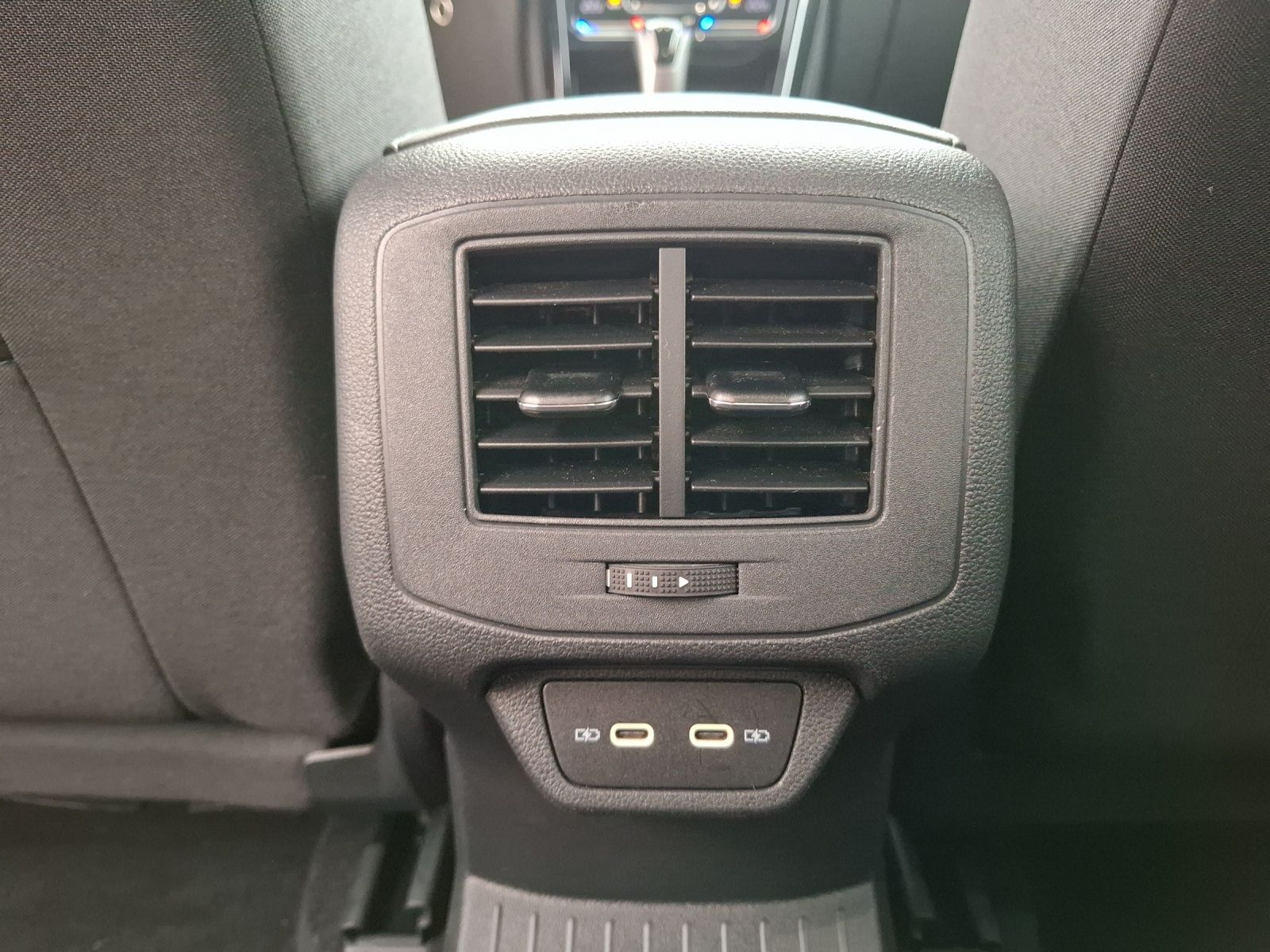 Fahrzeugabbildung Volkswagen T-Roc TDI R-Line DSG LED AHK Navi AID ACC RFK SH