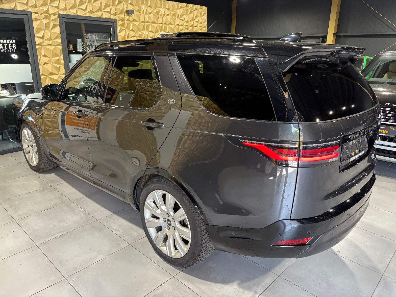 Fahrzeugabbildung Land Rover Discovery 5 R-Dynamic HSE D300 AWD/7-SITZ/PANO/