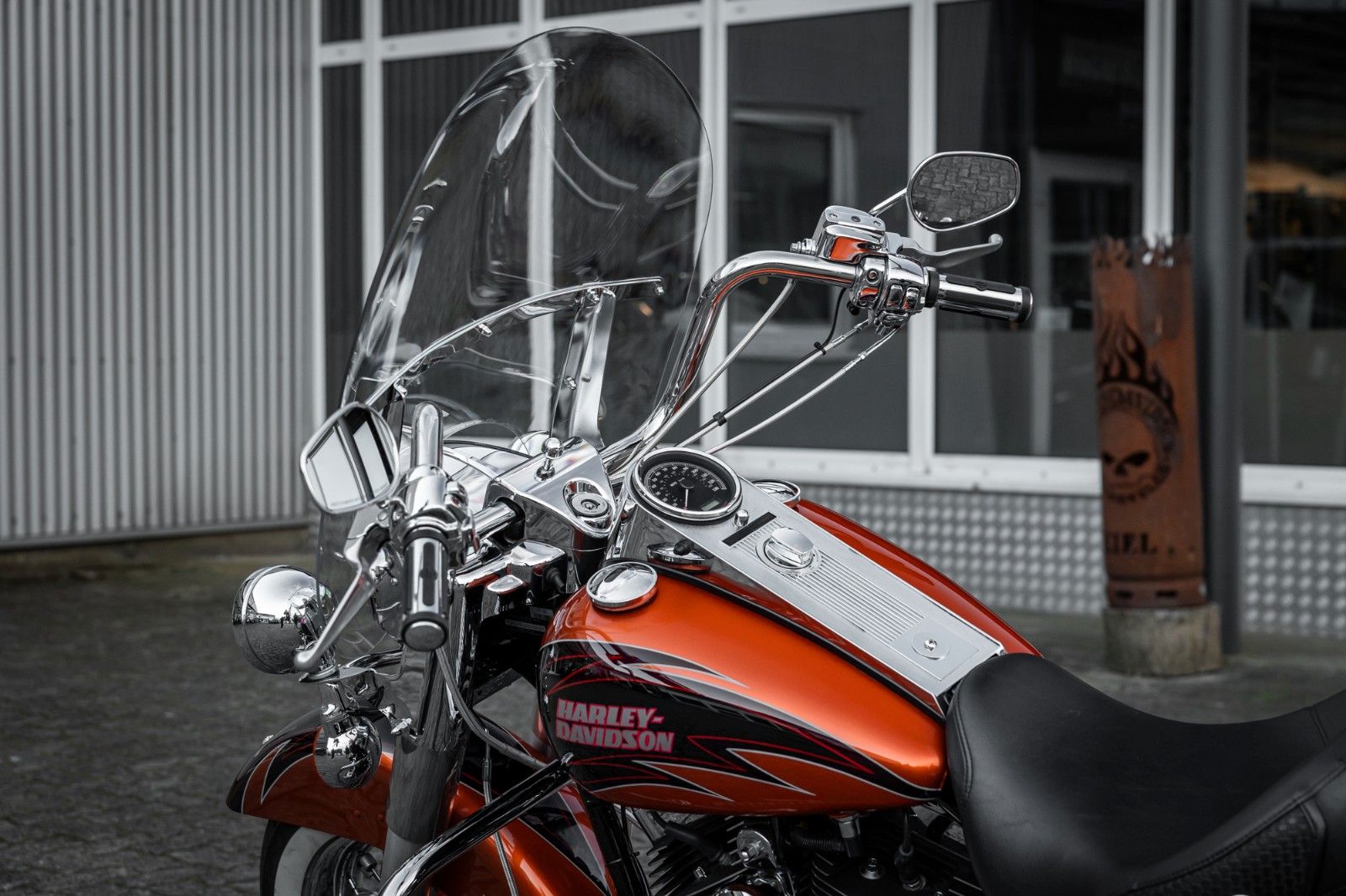 Fahrzeugabbildung Harley-Davidson FLHRC Road King Classic - BLACK BEAR - SELTEN